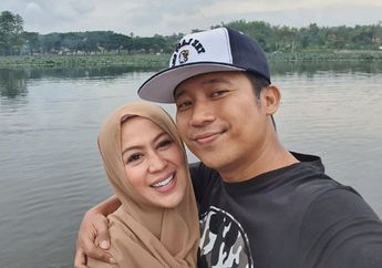 Berbulan-bulan Tak Jumpa Keluarga, Denny Cagur dan Istri Akhirnya Kembali Kumpul Sambil Heboh Foto Bersama: Muncul Anggota Baru Makin Rame!