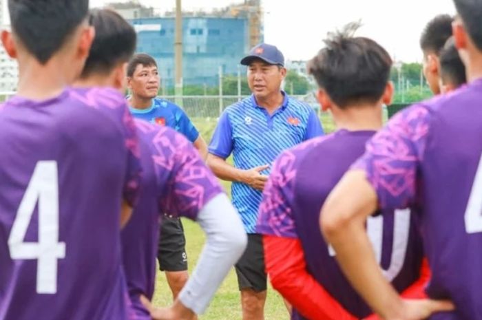 Pelatih Timnas U-19 Vietnam, Hua Hien Vinh, sedang memimpin sesi latihan.