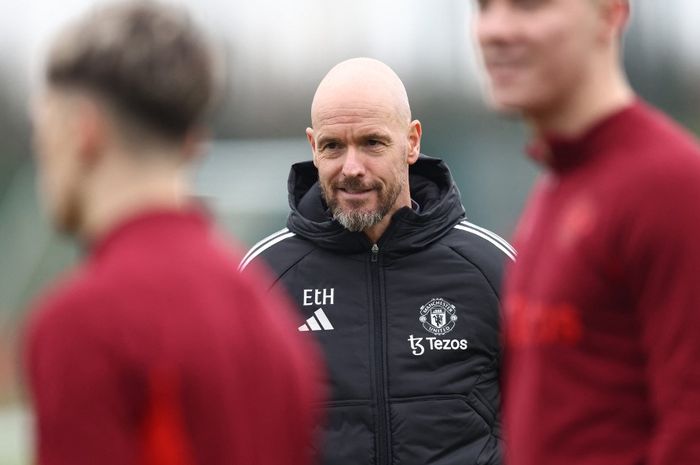 Erik ten Hag saat memimpin sesi latihan tim Manchester United di Kompleks Carrington (11/12/2023).