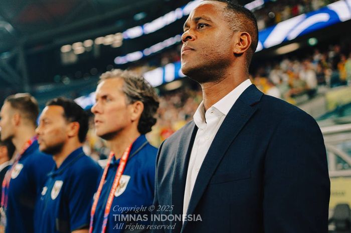 Pelatih Patrick Kluivert memimpin Timnas Indonesia melawan Australia.