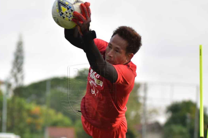 Kiper Persib Bandung, I Made Wirawan, saat mengikuti latihan tim pada gelaran Liga 1 2019.