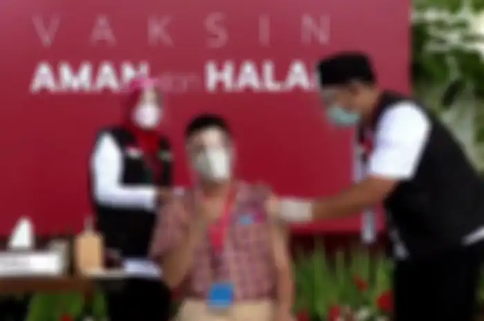 Raffi Ahmad disuntik vaksin covid-19.