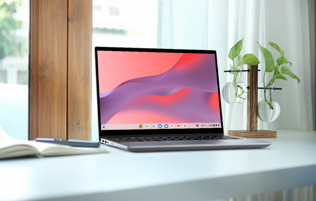 Ilustrasi penggunaan laptop pelajar Dell Latitude Chromebook 5430.