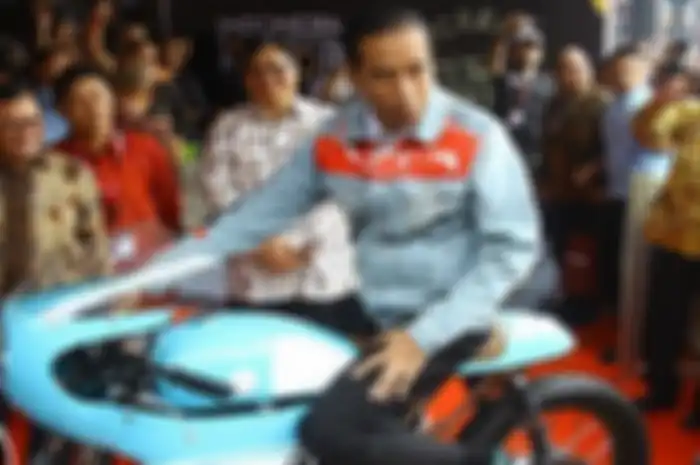 Presiden Jokowi saat berkunjung ke kemayoran, Jakarta naik cafe racer Honda CB125