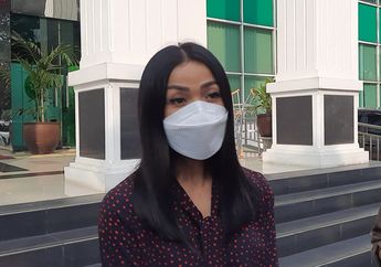 'Kayaknya Handphone Ena Bentar Lagi Meledus Deh' Tak Hanya Saksikan, Nirina Zubir Rekam Langsung Sidang Penggelapan Aset Tanah yang Dilakukan ART Ibunya