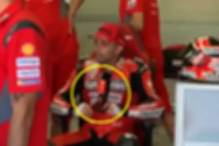 Michele Pirro tampak menggenggam mikrofon (lingkaran kuning) untuk memberikan feed back ke kru tim Ducati MotoGP. Hal itu dilakukan menjalankan protokol kesehatan di masa transisi kondisi darurat wabah virus corona