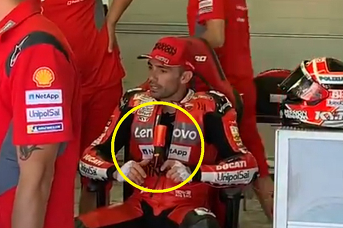 Michele Pirro tampak menggenggam mikrofon (lingkaran kuning) untuk memberikan feed back ke kru tim Ducati MotoGP. Hal itu dilakukan menjalankan protokol kesehatan di masa transisi kondisi darurat wabah virus corona