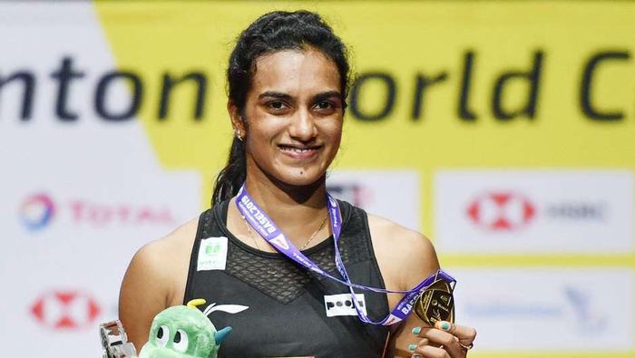 Pebulu tangkis tunggal putri India, PV Sindhu, berpose dengan medali emas Kejuaraan Dunia 2019 yang dia raih seusai mengalahkan Nozomi Okuhara (Jepang) pada babak final di St. Jakobshalle, Basel, Swiss, Minggu (25/8/2019).