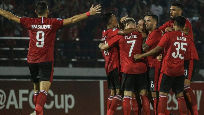 Para pemain Bali United merayakan kemenangan atas Than Quang Ninh dalam laga Piala AFC 2020 di Stadion Kapten I Wayan Dipta, Gianyar, Selasa (11/2/2020).