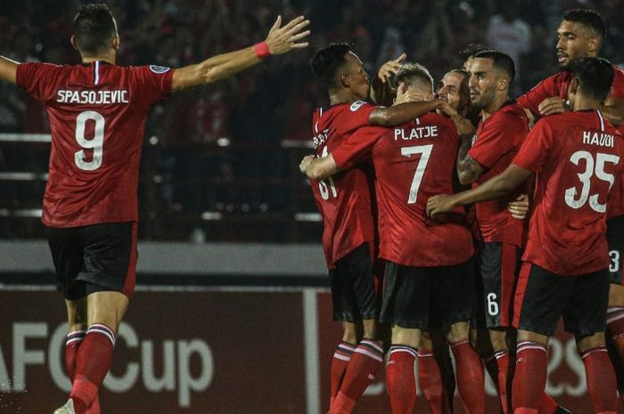 Para pemain Bali United merayakan kemenangan atas Than Quang Ninh dalam laga Piala AFC 2020 di Stadion Kapten I Wayan Dipta, Gianyar, Selasa (11/2/2020).