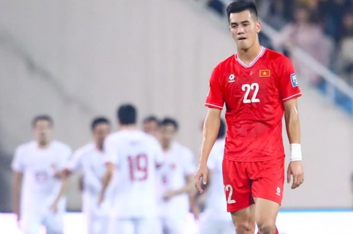 Striker Timnas Vietnam, Nguyen Tien Linh, tampak kecewa saat timnya dipermalukan Timnas Indonesia di ajang Kualifikasi Piala Dunia 2026.