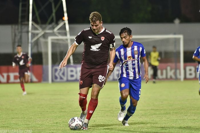 Suasana pertandingan PSM Makassar melawan Persiraja Banda Aceh pada laga pekan ke-33 di Stadion Kompyan Sujana, Denpasar, Jumat (25/3/2022).