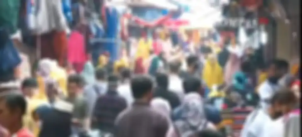 Kerumunan Pasar Tanah Abang di tengah penerapan PSBB.