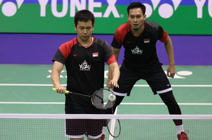 Pasangan ganda putra Indonesia, Mohammad Ahsan/Hendra Setiawan, bersiap melepas servis saat bertanding melawan Li Junhui/Liu Yuchen (China) pada semifinal Hong Kong Open 2019.