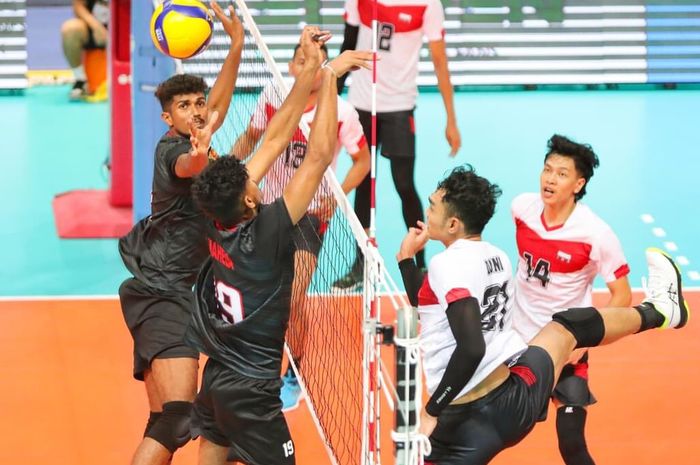 Roster Indonesia, Doni Haryono melancarkan spike dan Farhan Halim pada pertandingan perdana AVC Challenge Cup 2023 kontra Srilanka