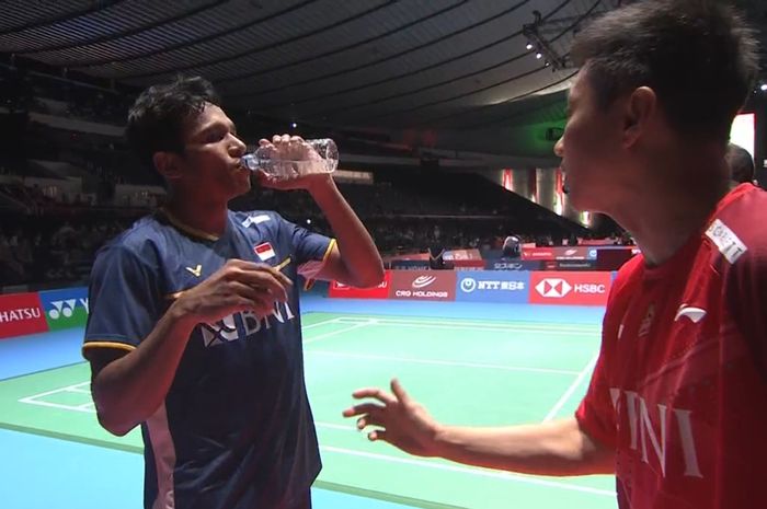 Chico Aura Dwi Wardoyo mendapat arahan dari Indra Wijaya saat interval pasca-gim pertama pada babak 16 besar Japan Open 2023, di Yoyogi 1st Gymnasium, Shibuya, Jepang, Kamis (27/7/2023)