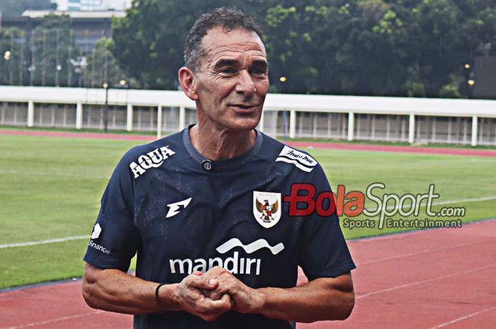Pelatih Timnas U-23 Indonesia, Gerald Vanenburg, saat ditemui  di Stadion Madya, Senayan, Jakarta, Senin (23/6/2025).