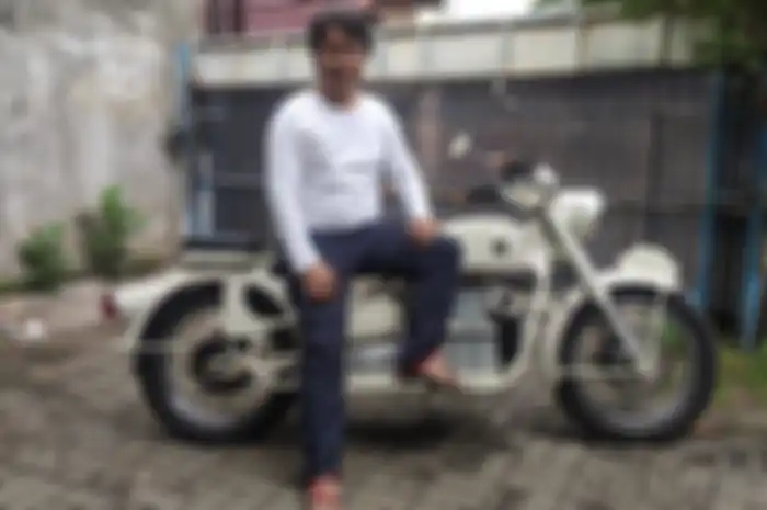 Juru bicara KOSMIK, Hendro Sutono punya cara unik untuk mengenalkan motor listrik.