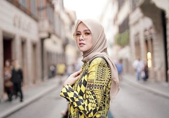 Pakai Legging Ketat, Fashion Hijab Olla Ramlan saat Naik Motor Dikritik Netizen: 'Berpakaian Namun Telanjang'