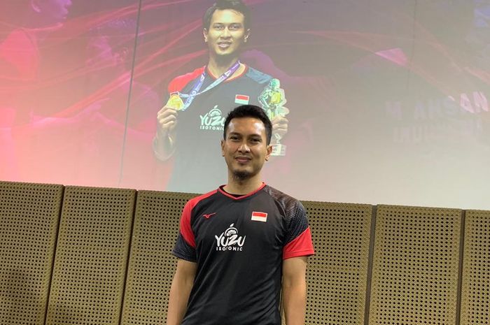 Pebulu tangkis ganda putra Indonesia, Mohammad Ahsan, berpose seusai menerima bonus dari Djarum Foundation di Jakarta, Rabu (4/9/2019).