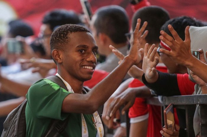 Pemain timnas U-16 Indonesia, Alexandro Felix Kamuru, datang ke Stadion Madya jelang laga kontra Brunei Darussalam pada matchday ketiga Kualifikasi Piala Asia U-16 2020, Jumat (20/9/2019).