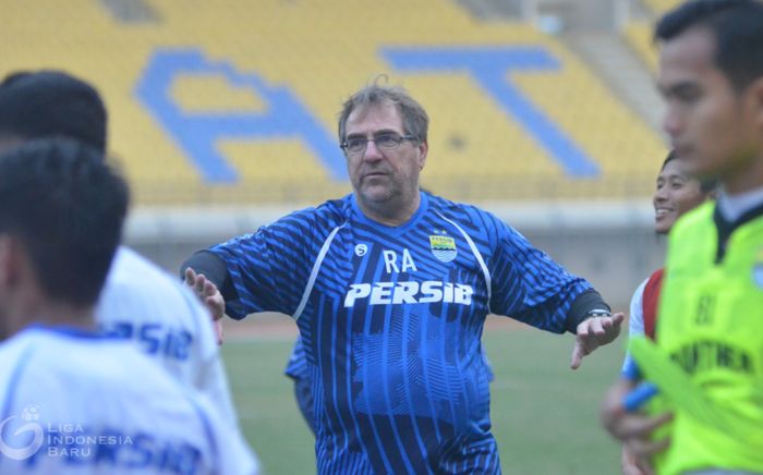 Pelatih Persib Bandung, Robert Rene Alberts.