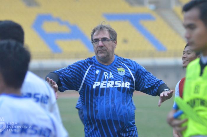 Pelatih Persib Bandung, Robert Rene Alberts.