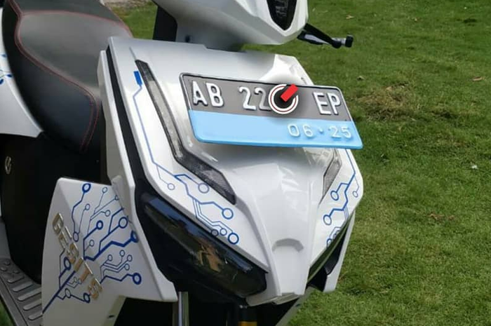 Motor listrik gesits sudah terpasang pelat nomor khusus