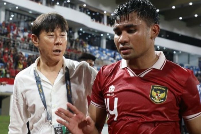 Pelatih Timnas Indonesia Shin Tae-yong bersama Asnawi Mangkualam.