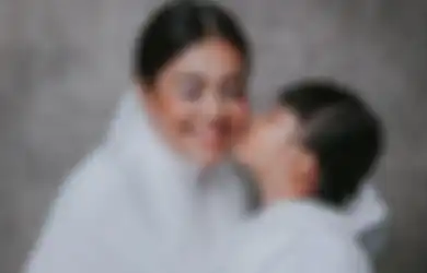 Hebat! Tanpa Galang Dana Denada Rela Pontang-panting Cari Uang Demi Putri Kecilnya Sembuh dari Penyakit Leukimia, Kini Penampilan sang Anak Disorot