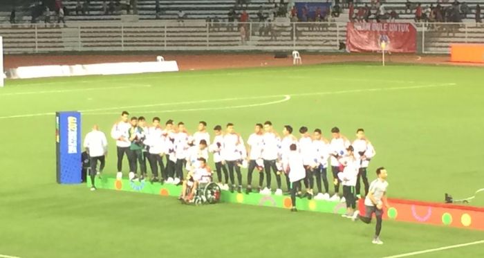 Gelandang timnas U-22 Indonesia, Evan Dimas, terlihat harus menggunakan kursi roda selepas pertandingan melawan Vietnam pada laga final SEA Games 2019 di Stadion Rizal Memorial, Manila, Filipina, Selasa (10/12/2019).