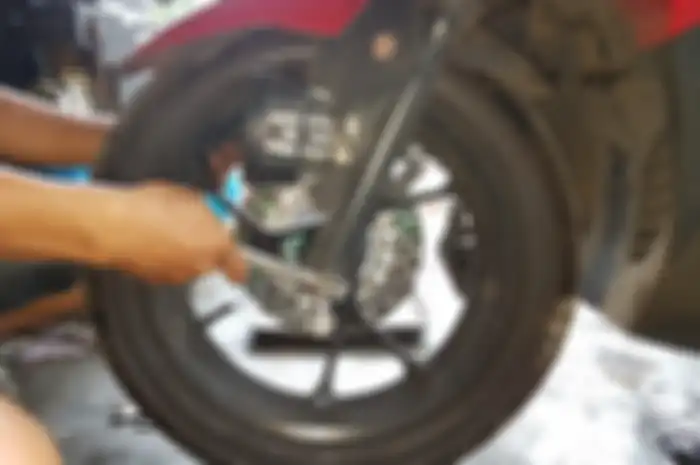 Buka spakbor dan ban terlebih dahulu