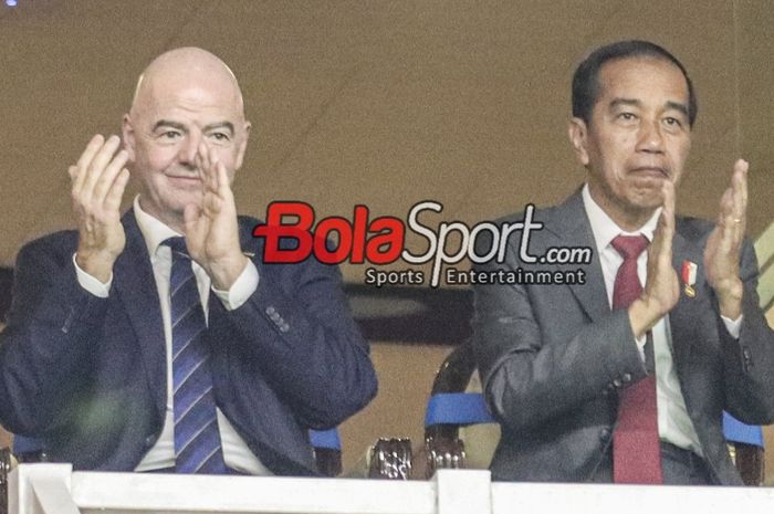 Presiden FIFA, Gianni Infantino (kiri) dan Presiden Republik Indonesia, Joko Widodo (kanan) menonton laga babak penyisihan Grup A Piala Dunia U-17 2023 antara timnas U-17 Indonesia versus timnas U-17 Ekuador di Stadion Gelora Bung Tomo, Surabaya, Jumat (10/11/2023).