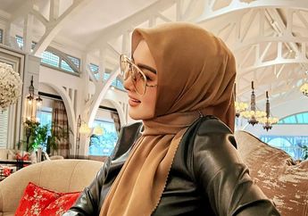 Duduk Manja Sambil Berpose Anggun, Syahrini Tampil Mewah Kenakan Jaket Rajutan Tangan Seharga Puluhan Juta!