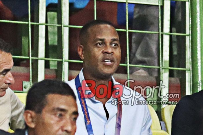 Pelatih timnas Indonesia, Patrick Kluivert,  saat menonton laga pekan ke-21 Liga 1 2024 antara Persija Jakarta versus PSBS Biak di Stadion Patriot Candrabhaga, Bekasi, Jawa Barat, Minggu (2/2/2025).