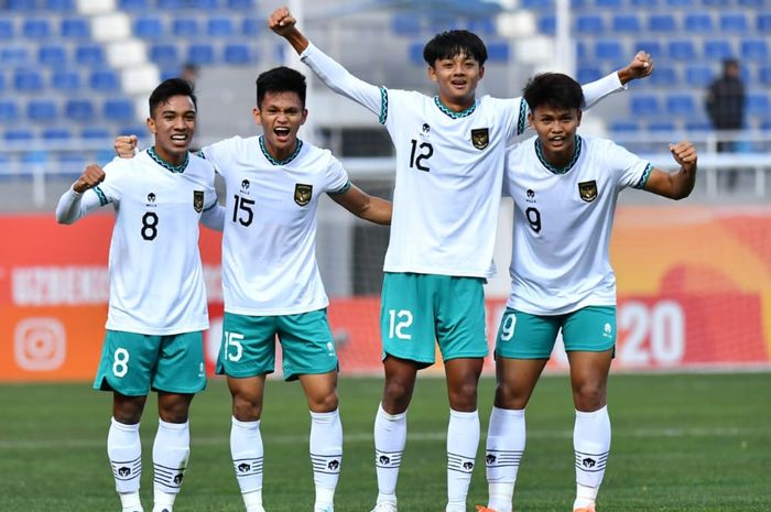 Achmad Maulana bersama pemain Timnas U-20 Indonesia  saat melakukan selebrasi setelah Hokky Caraka mencetak gol ke gawang Suriah.