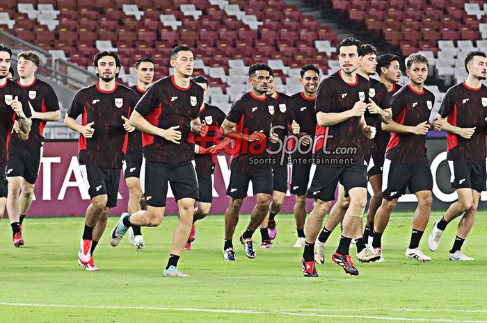 Sejumlah pemain Timnas Indonesia sedang menjalani sesi latihan di Stadion Gelora Bung Karno, Senayan, Jakarta, Senin (24/3/2025).