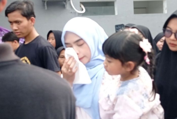 Ria Ricis menangis saat sapi kurbannya disembelih di kawasan Bintaro, Tangerang Selatan, Jumat (6/6/2025).
