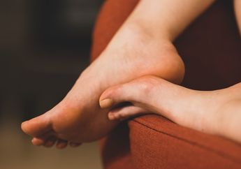 Sekarang Gak Usah Malu Lagi Lepas Sepatu! Ikuti 5 Tips Menghilangkan Bau Kaki Ini, Aroma Tak Sedapnya Pasti Langsung Sirna!
