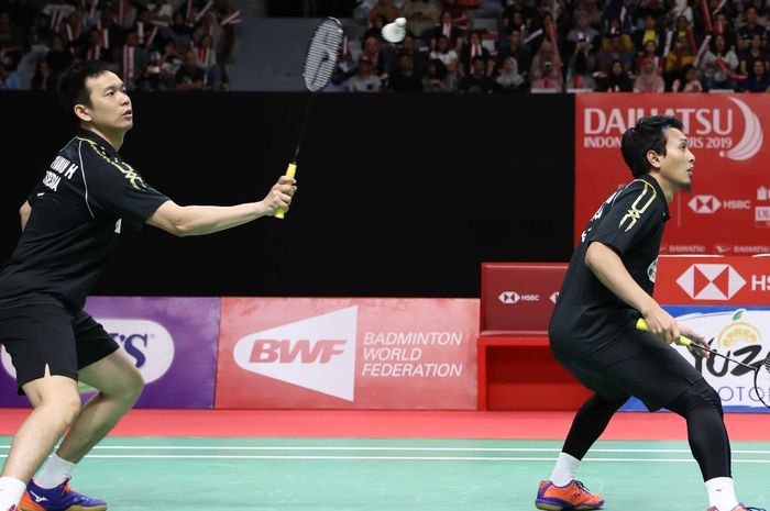 Pasangan ganda putra Indonesia, Mohammad Ahsan/Hendra Setiawan, mengembalikan kok ke arah Han Chengk