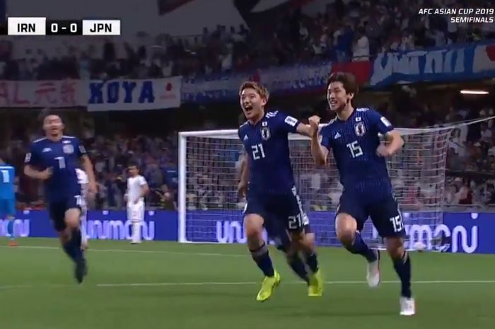 Penyerang timnas Jepang, Yuya Osako (kanan), merayakan gol yang dicetak ke gawang timnas Iran dalam laga semifinal Piala Asia 2019 di Stadion Hazza Bin Zayed, Senin (28/1/2019).