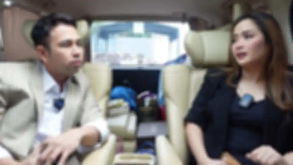 Raffi Ahmad berbincang dengan Vega Darwanti