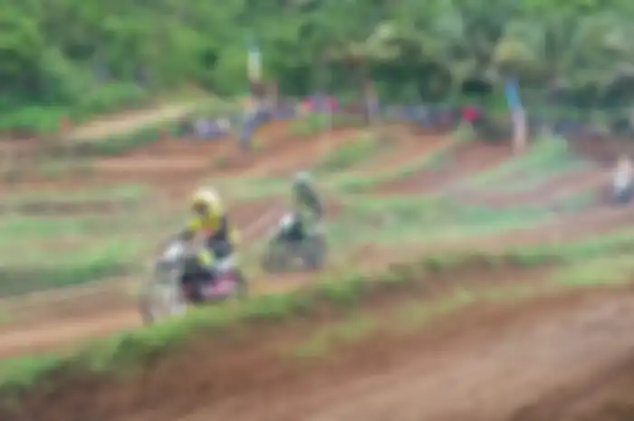 Pembalap Gas Pol di Sirkuit Grasstrack Surumugul