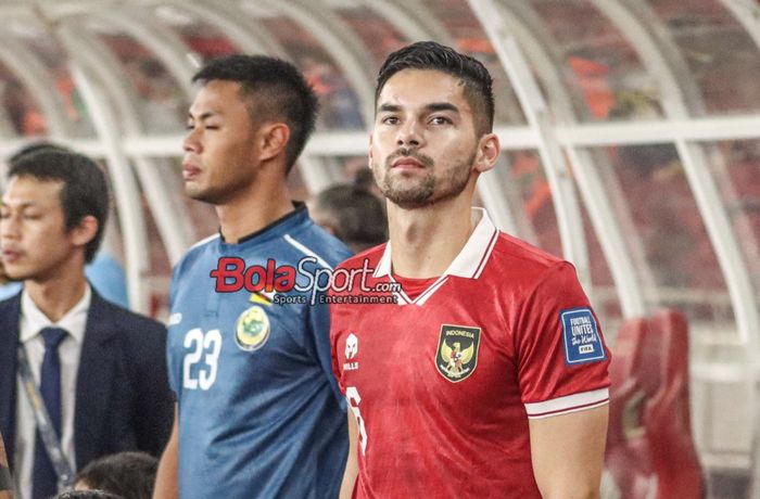 Pemain naturalisasi timnas Indonesia, Sandy Walsh (kanan), saat hadir di Stadion Utama Gelora Bung Karno, Senayan, Jakarta, Kamis (12/10/2023).