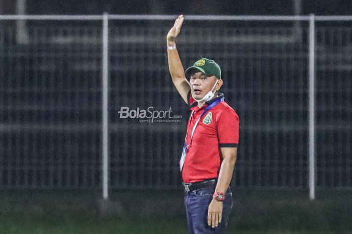 Pelatih Tira Persikabo, Liestiadi, sedang memberikan intruksi kepada para pemainnya Pemain Tira Persikabo, Dimas Drajad (kiri), sedang menguasai bola dan dibayangi lawannya dalam laga pekan ke-21 Liga 1 2021 di Stadion Gelora Ngurah Rai, Bali, 29 Januari 2022.