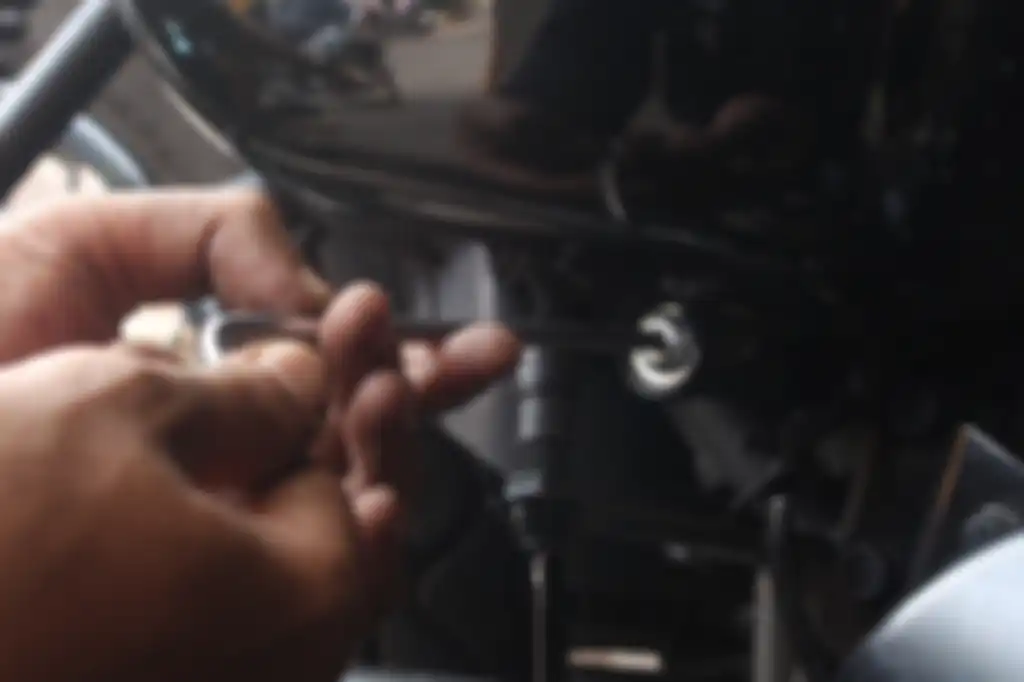 Penggantian main jet Kawasaki W175 diawali membuka cover sisi kanan dengan kunci L5