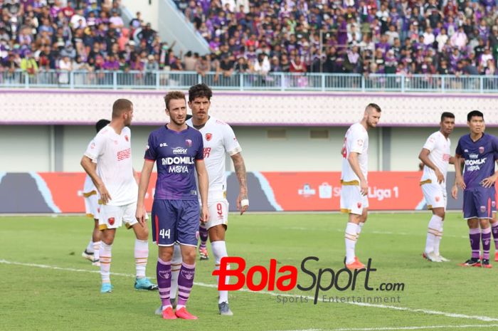 Eldar Hasanovic dan Giancarlo Rodriguez di laga Persita vs PSM di Stadion Sport Center, Kelapa Dua, Tangerang, Jumat (6/3/2020).