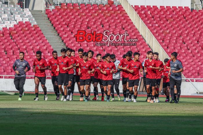 Sejumlah pemain timnas U-17 Indonesia sedang berlatih di Stadion Utama Gelora Bung Karno, Senayan, Jakarta, Senin (30/10/2023).