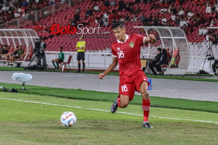 Pemain timnas U-20 Indonesia, Dony Tri Pamungkas, sedang menguasai bola saat bertanding di Stadion Utama Gelora Bung Karno, Senayan, Jakarta, Jumat (26/1/2024). 