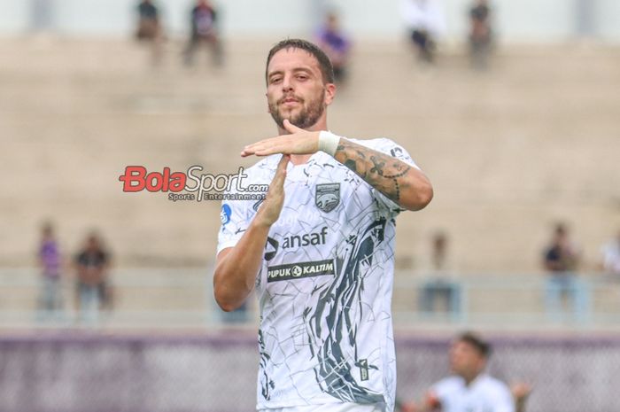 Felipe Cadenazzi sedang melakukan selebrasi seusai mencetak gol dalam laga pekan ke-27 Liga 1 2023 antara Persita Tangerang versus Borneo FC di Stadion Indomilk Arena, Tangerang, Banten, Sabtu (2/3/2024).